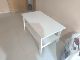 Mesa de centro blanca con estante
