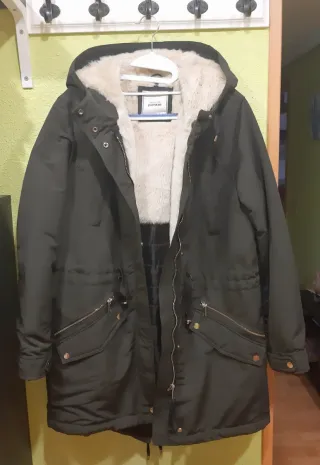Parka verde con forro de pelo de Pimkie talla L