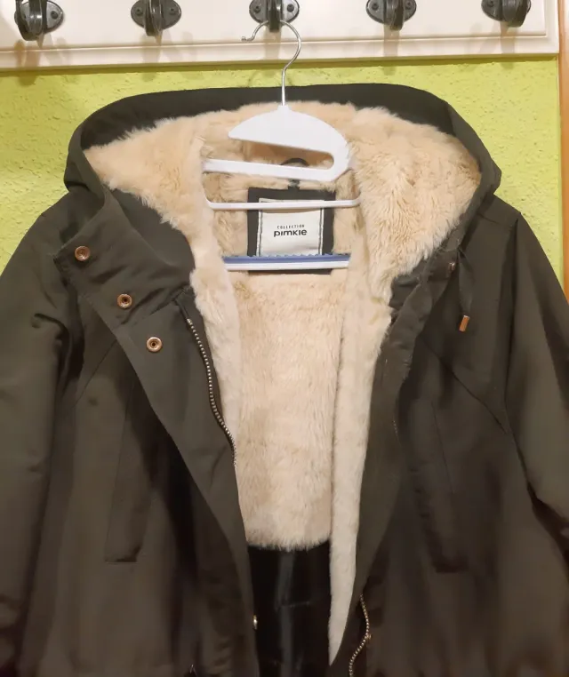 Parka verde con forro de pelo de Pimkie talla L