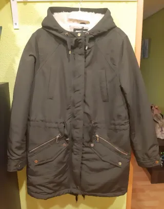 Parka verde con forro de pelo de Pimkie talla L