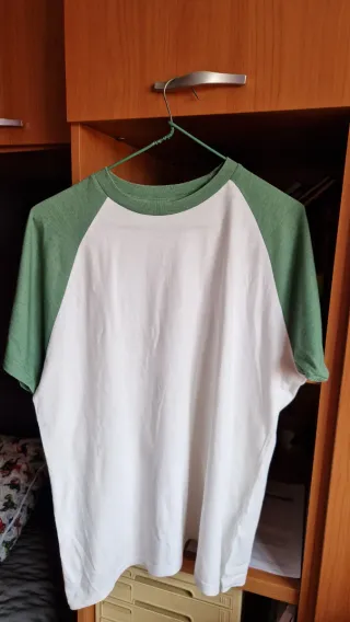Camiseta manga ranglán verde y blanca