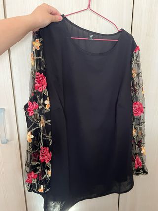 Blusa negra con flores bordadas