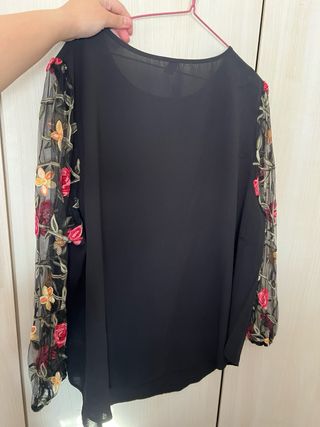 Blusa negra con flores bordadas