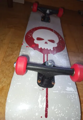 Monopatín con ruedas rojas 