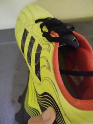 Botas de fútbol Adidas amarillas y negras