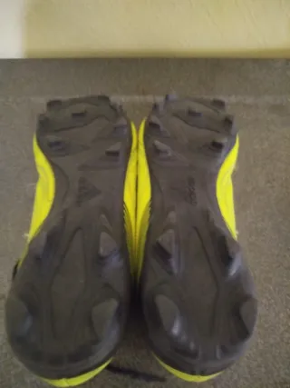 Botas de fútbol Adidas amarillas y negras