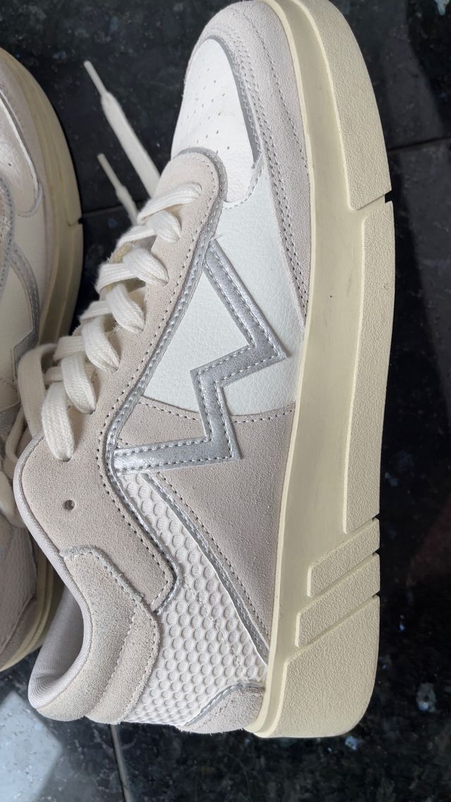 Zapatillas beige y blancas Mim