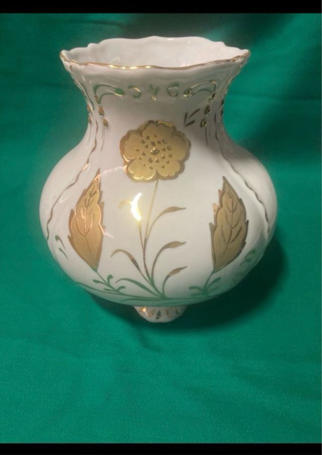 Jarrón porcelana blanco y oro decorativo