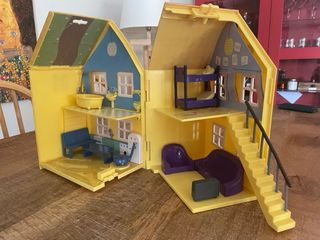 Casa de muñecas de madera + 2 juguetes