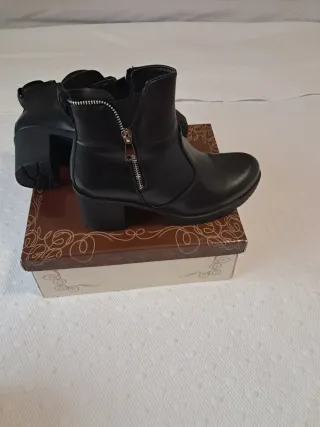 Botas de mujer negras con cremallera