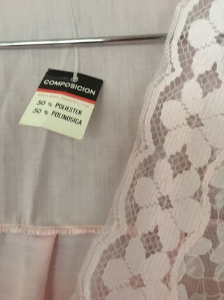 Saltacamas rosa con encaje