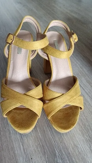Zapatos de tacón amarillos