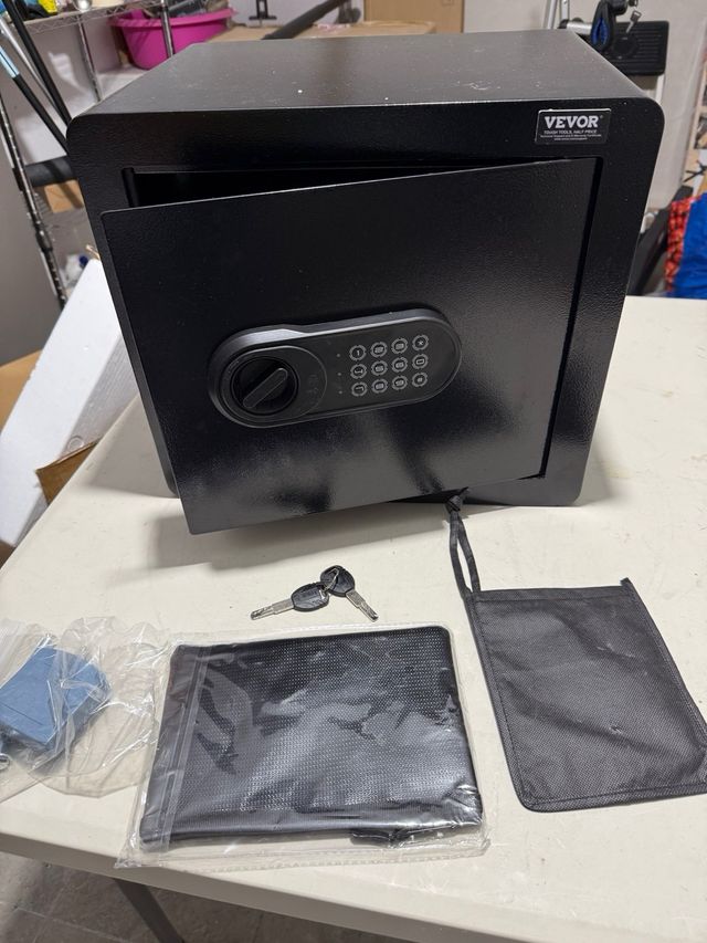 Caja Fuerte Negra con Llave y Combinación

