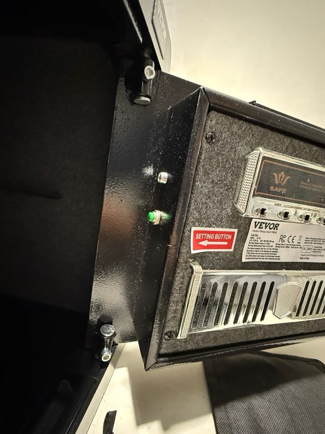 Caja Fuerte Negra con Llave y Combinación

