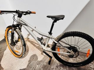 Bicicleta Scott Scale 24 Disc Plata