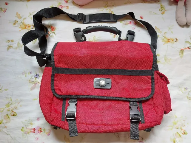 Bolso Mutsy rojo para bebé