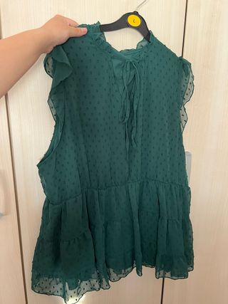 Blusa verde con volantes y lazada