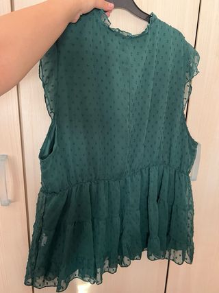 Blusa verde con volantes y lazada