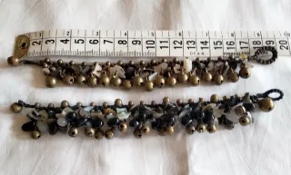 Pulseras de pedrería con cascabeles
