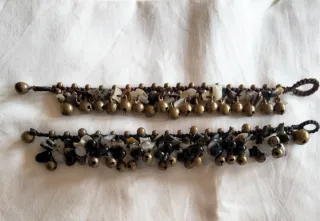 Pulseras de pedrería con cascabeles