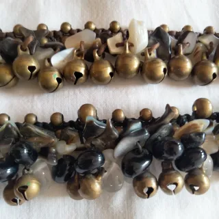 Pulseras de pedrería con cascabeles