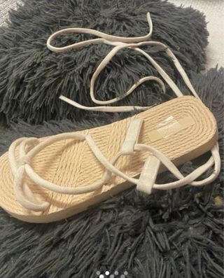 Sandalias planas beige con cordones