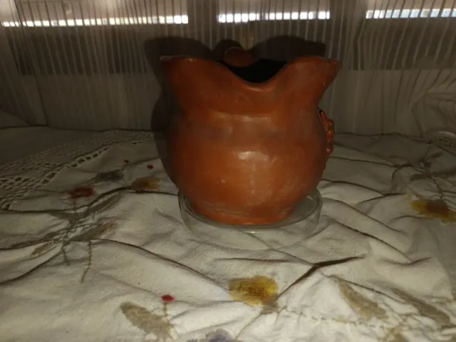 Jarra de barro antigua hecha a mano