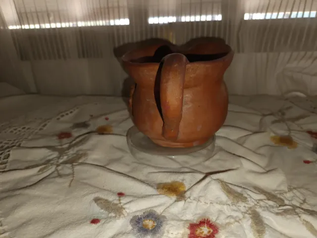 Jarra de barro antigua hecha a mano