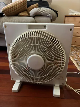 Ventilador blanco de plástico
