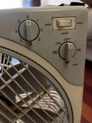 Ventilador blanco de plástico