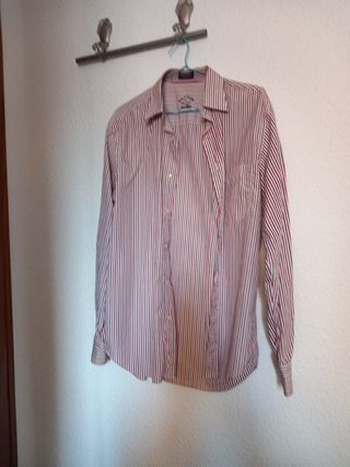 Camisa de rayas roja y blanca
