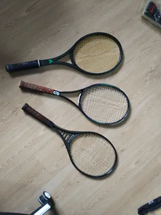 3 raquetas de tenis con cuerdas rotas