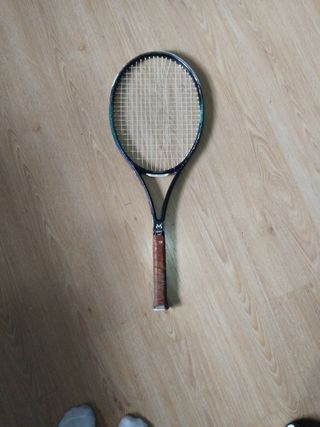 3 raquetas de tenis con cuerdas rotas