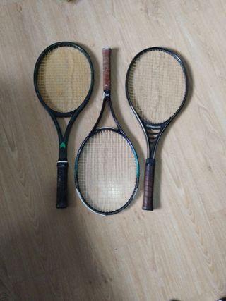 3 raquetas de tenis con cuerdas rotas