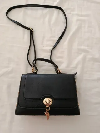 Bolso negro con tachas doradas