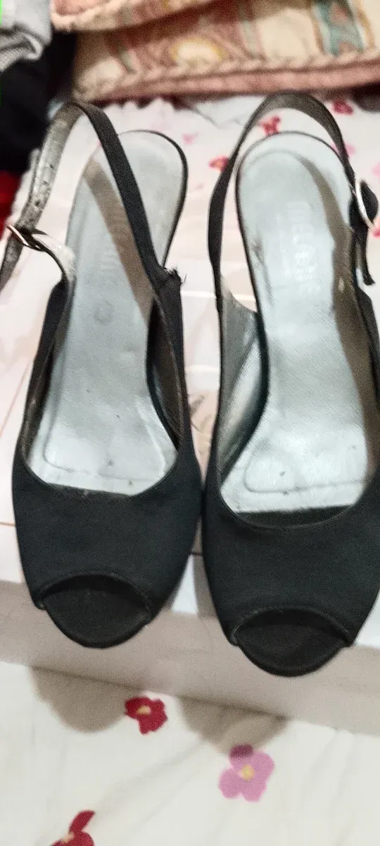 Zapatos de tacón aguja negros y filos plateados