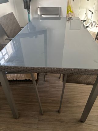 Mesa exterior cristal y 4 sillas. 