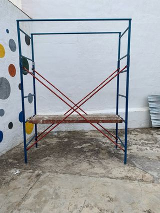 Andamio de obra metálico con dos chapas.