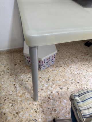 Mesa de oficina de madera y metal