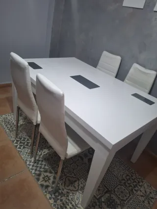 Mesa extensible blanca con 4 sillas
