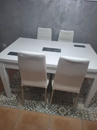 Mesa extensible blanca con 4 sillas