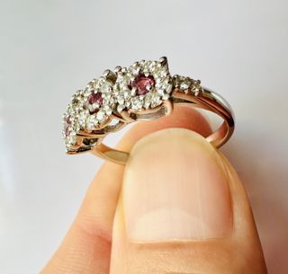 Anillo Oro Blanco 18K Rubíes y Diamantes Naturales