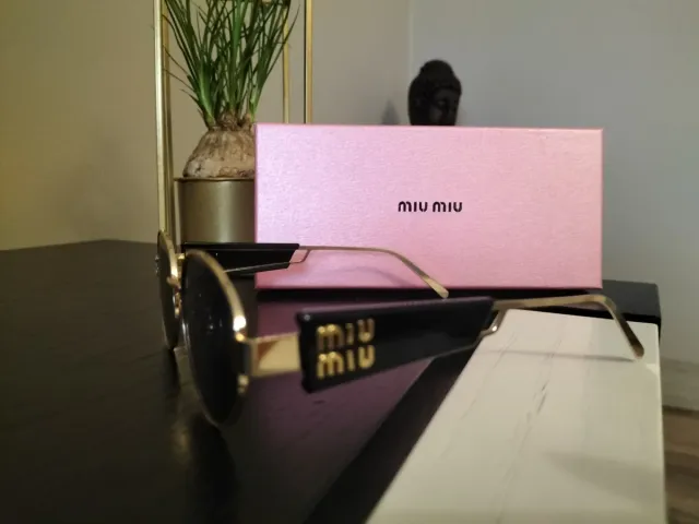 Óculos de Sol Miu Miu Dourado e Preto