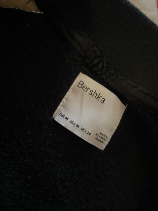 Cazadora Bershka estilo bomber racing