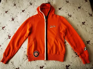Sudadera El Niño Naranja Cremallera y Capucha