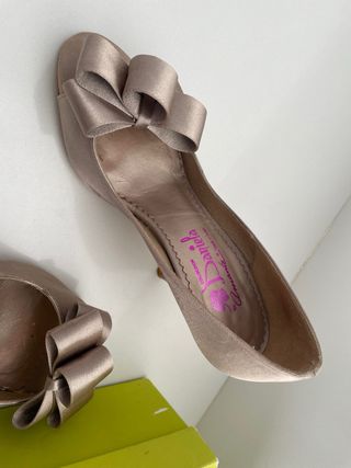 Zapatos de tacón beige/dorado/champán con lazo 