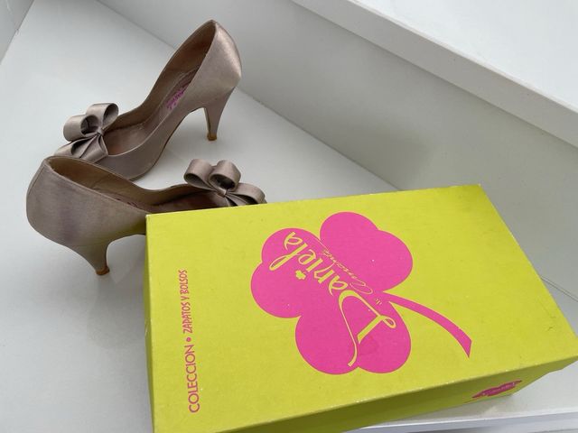 Zapatos de tacón beige/dorado/champán con lazo 