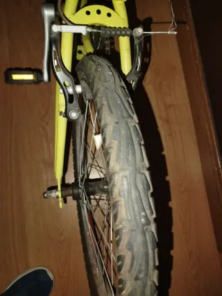 Bicicleta infantil amarilla