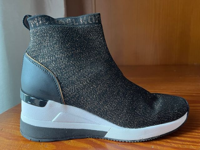 Botines Michael Kors plataforma negro/dorado