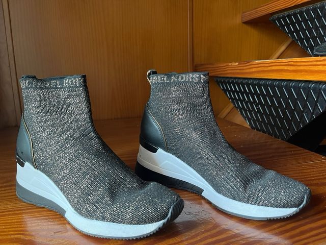 Botines Michael Kors plataforma negro/dorado